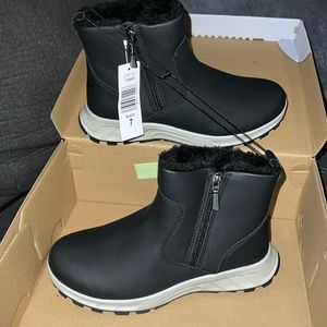 Women’s Sz 7 KHOMBU all-weather boot NWT